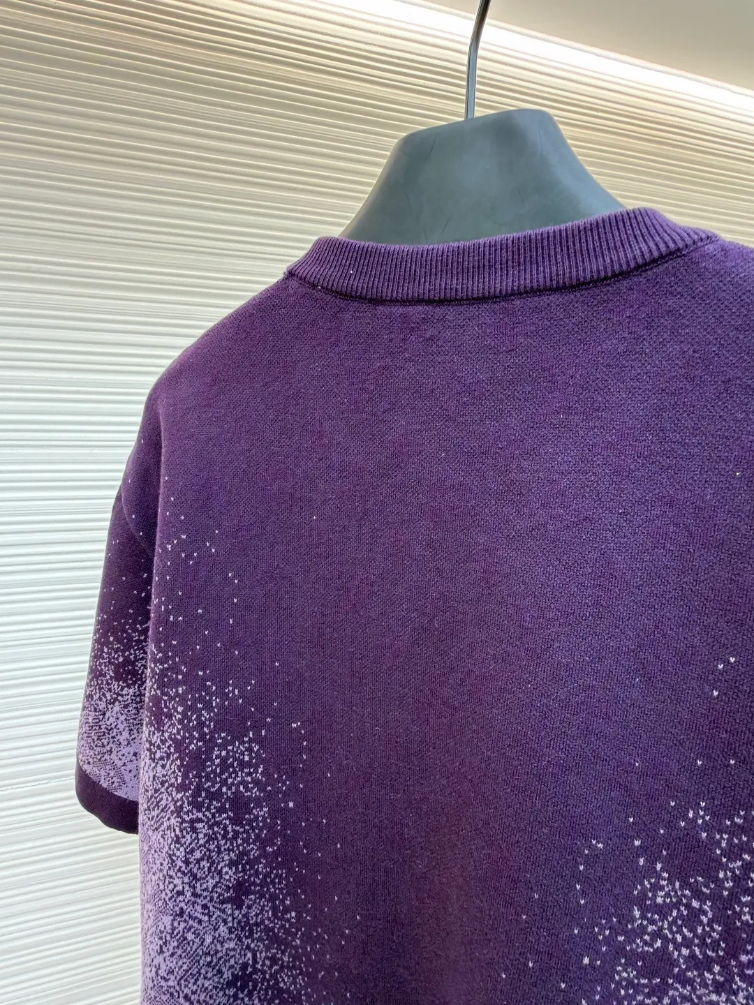 LOUIS VUITTON letter dark pattern jacquard gradient knitted sweater short sleeves ●Original version: purchased and developed for 11300 ●Item number: 1682321-A95 ●Fabric: cotton fabric ●Technology: knitted production ●Color: purple gradient ●Version: fitted version ●Weight: about 485 grams ●Size: S-M-L-XL ●Description: This Louis Vuitton purple knitted short-sleeve is woven with high-count worsted wool blended yarn. A 16-needle fine plain weave base is created by a double needle bed knitting machine to ensure that the fabric is stiff and skin-friendly. The body of the garment uses a gradient inkjet printing process, using digital inkjet printing technology with micron-level precision positioning, to attach purple-toned metallic glitter to the knitted surface in a gradient pattern from dark to light. The glitter particles are treated with high-temperature color fixation, making them resistant to friction and not easy to fall off. The neckline adopts double-layer ribbing process, which is not easy to deform after pre-shrinking treatment. The shoulders are designed with seamless one-piece raglan sleeves to reduce seam friction. The overall cut is a micro-profile off-shoulder version, combined with invisible side slits, which not only ensures wearing comfort, but also presents a high-end three-dimensional wearing effect. Every craft detail is polished in accordance with the brand's strict quality control standards. The overall wiring is straight and delicate, the fabric is comfortable and soft, and the color is consistent without color difference. It can be matched with the same style to create a fashionable look and control various occasions. Customized accessories, complete with three standards, same style for men and women!